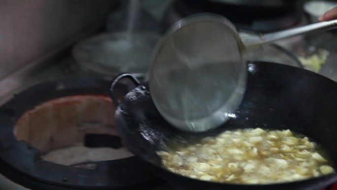 鱼皮生鱼片颠大勺实拍美食