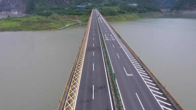 四川高速系列-航拍跨江和跨山大桥以及车流