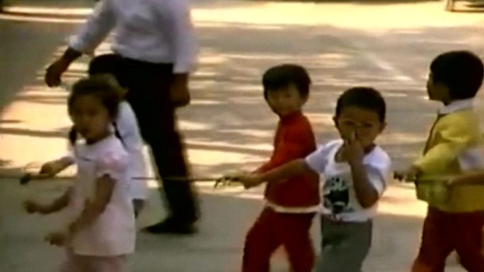北京学前班幼儿园儿童手拉手过马路散步