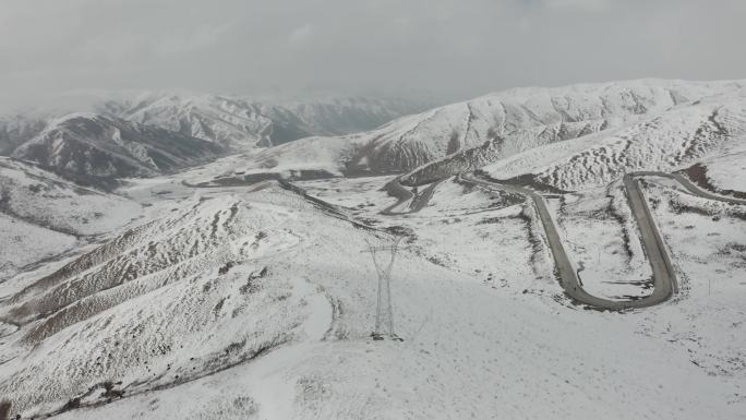 4K下雪天飞越雪山风光航拍