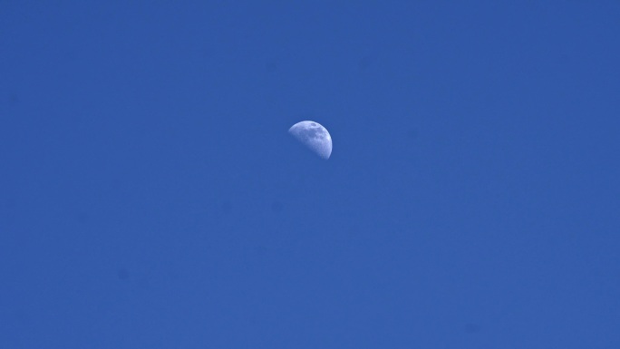 深蓝色天空月亮高挂丨4K丨原创实拍