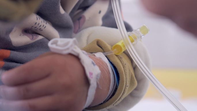 病房儿童肺炎雾化治疗丨4K丨原创实拍