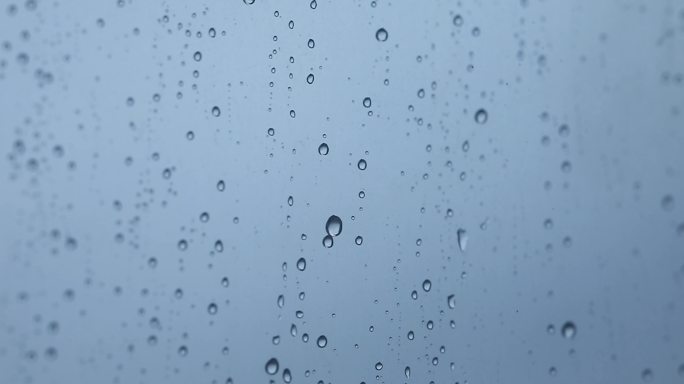 雨天玻璃的雨滴