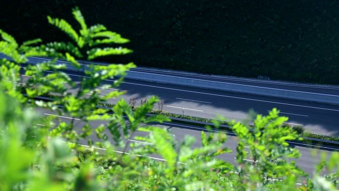 大山里的空旷马路蜿蜒曲折的公路