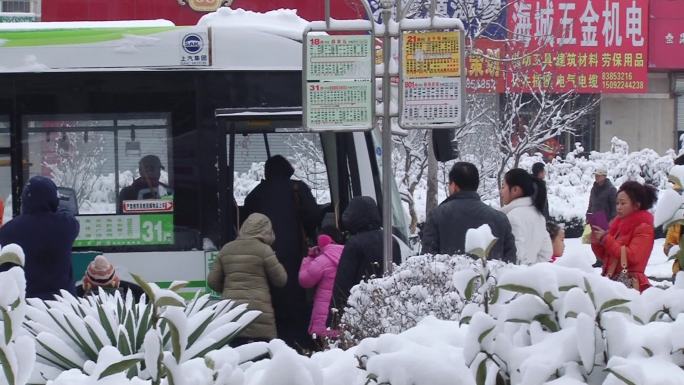 北方大雪中的人们生活