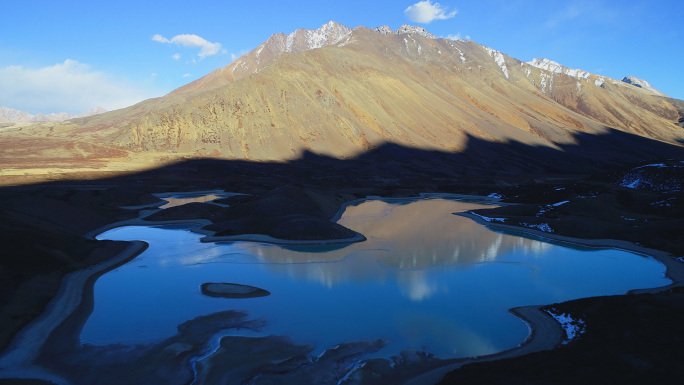 航拍西藏德姆拉山的湖