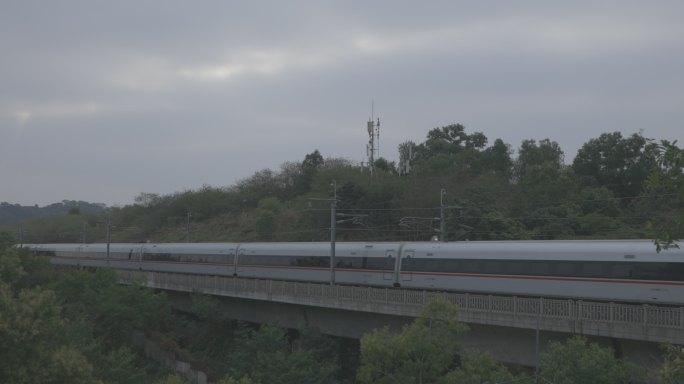 高铁列车拂晓光明区绿水青山9