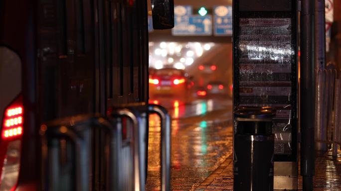 雨夜城市，马路街景夜景，北京雨中公交车