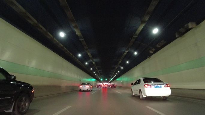 城市开车穿过隧道（4K60帧）