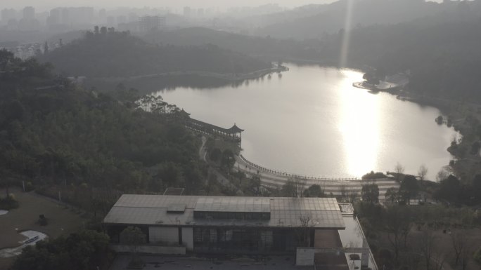 重庆永川神女湖夕阳映射湖面