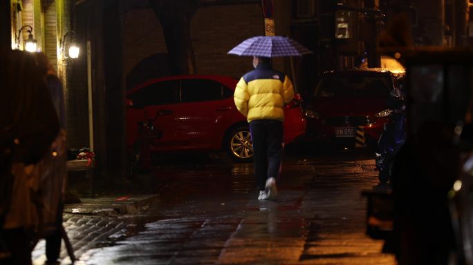 北京胡同，雨巷深夜，下雨行人身影4k