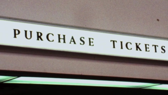 早期机场航站楼乘客行李托运