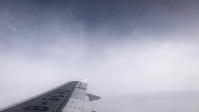实拍飞机上窗户外云层震撼的大气层