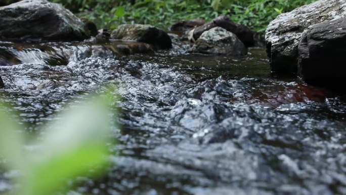 山涧清澈溪流