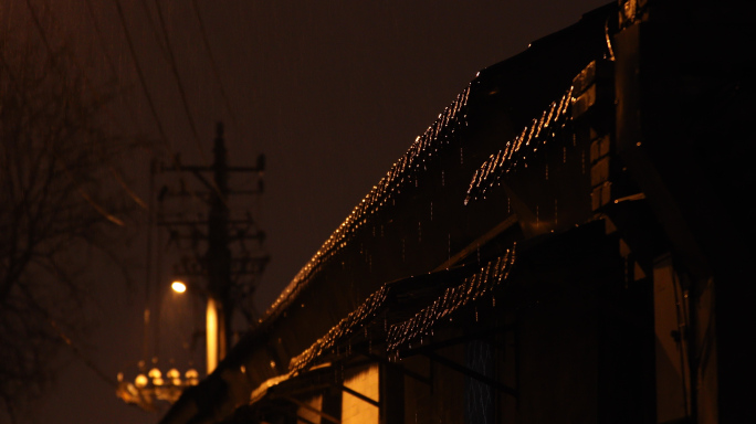 伤感雨夜，小巷深夜下雨，屋檐滴水空镜