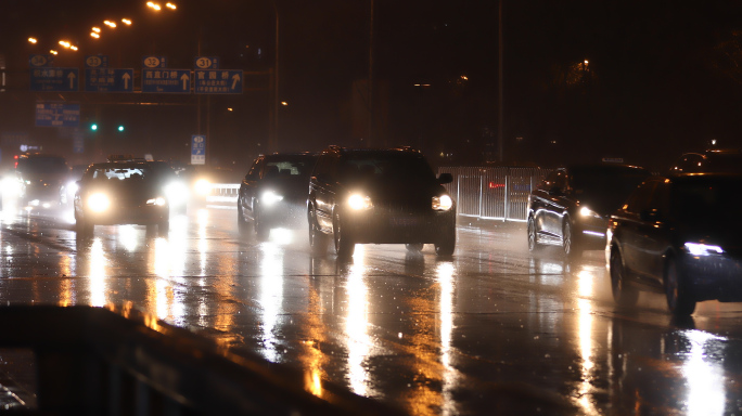 雨夜城市车流街道深夜北京下雨夜晚嘈杂