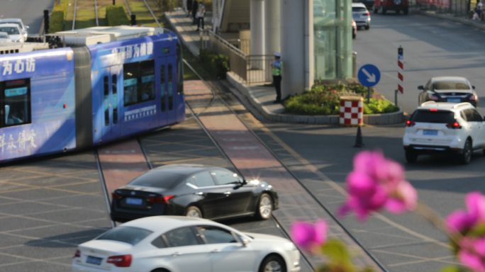 城市轻轨电车穿越花园街区