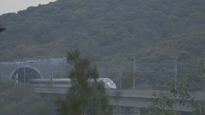 高铁列车驶出隧道