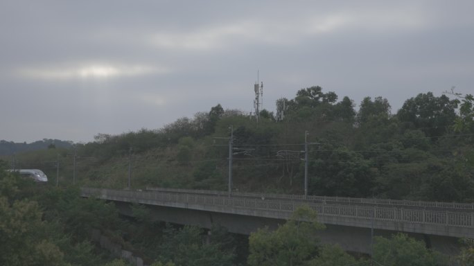 高铁列车拂晓光明区绿水青山10