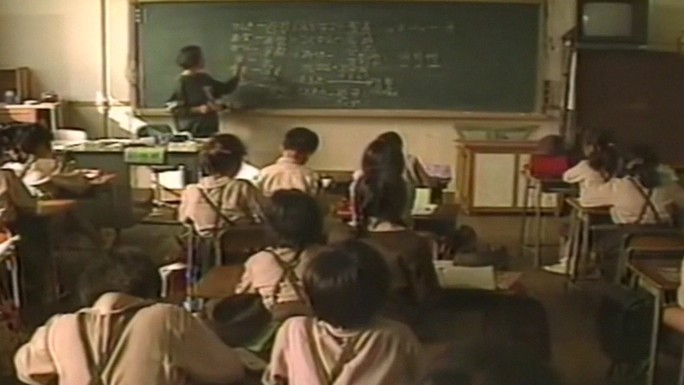 韩国小学生学校教室上课课外辅导班