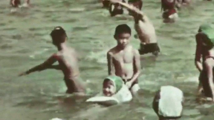 50年代小学生暑假假期玩耍游戏游泳池