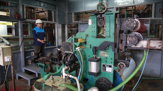 宝钢钢板加工大型钢铁企业工人操作机器