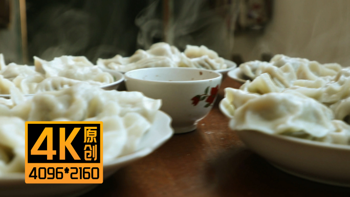 春节农村包饺子