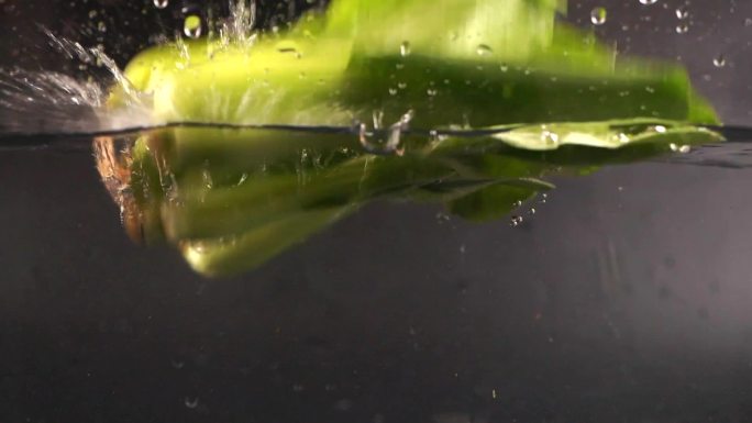 上海青落水-油菜掉下水升格拍摄-小青菜