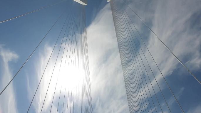 4K航拍大桥蓝天白云,路面行驶原素材