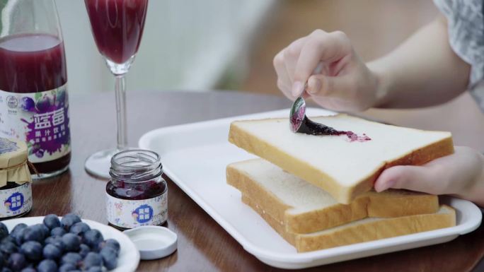 蓝莓果酱蓝莓酱抹面包营养早餐健康饮食