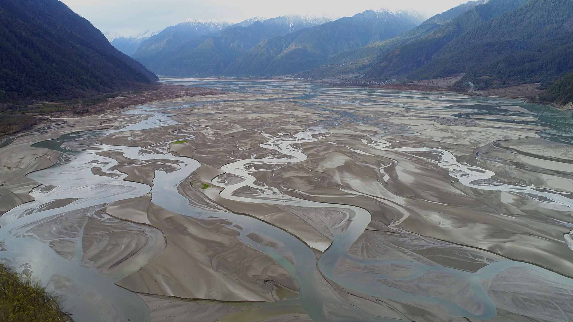 航拍西藏易贡藏布和易贡湖