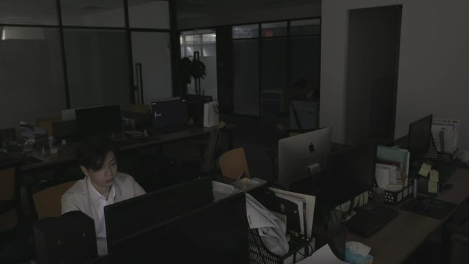 大学生毕业创业艰难被开除玩偶服发传单