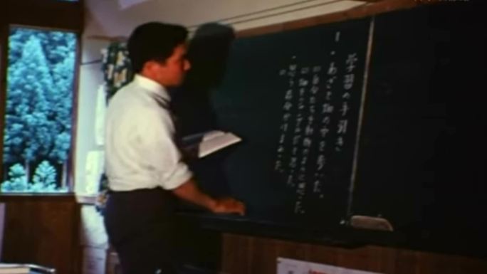 日本山区林区小学生老师教室上课