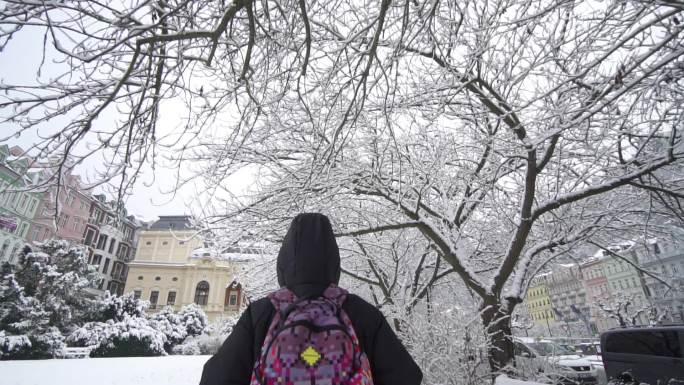 路人行人在欧洲小镇雪中行走走路
