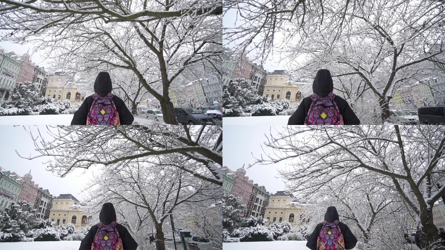路人行人在欧洲小镇雪中行走走路