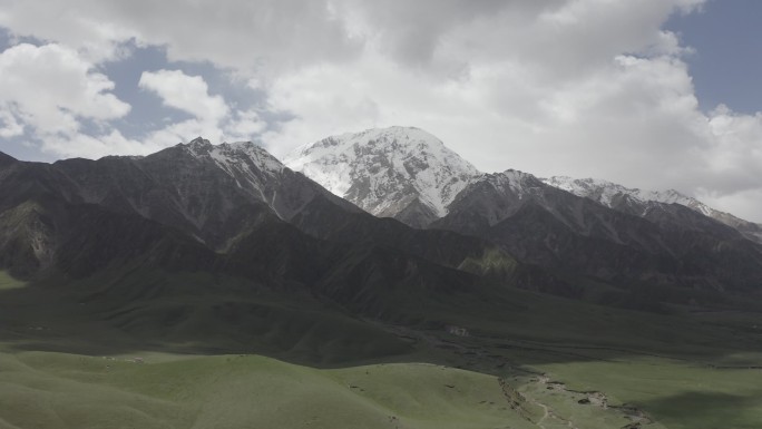 新疆昆仑山雪山草原