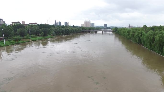 特大暴雨导致城市内涝实景拍摄