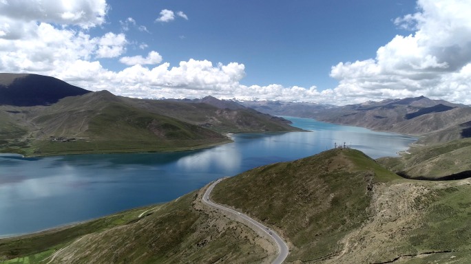 羊卓雍错羊湖观景台附近