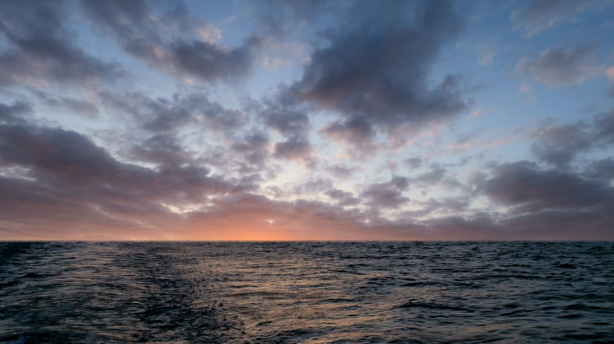 【4K】大海海浪乌云蓝天日出