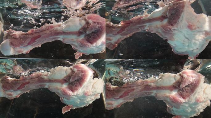 新鲜猪筒骨猪骨头落入水里