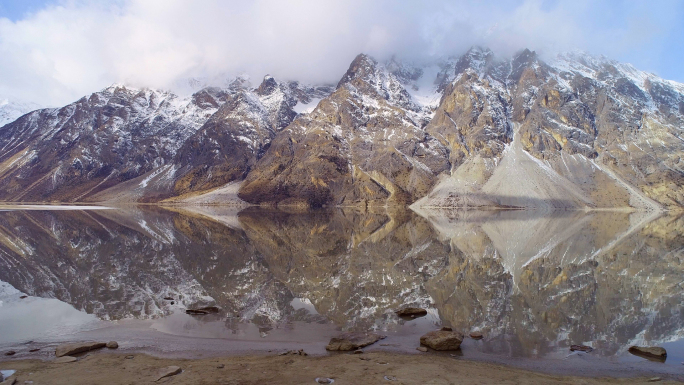 航拍西藏明镜般的然乌湖