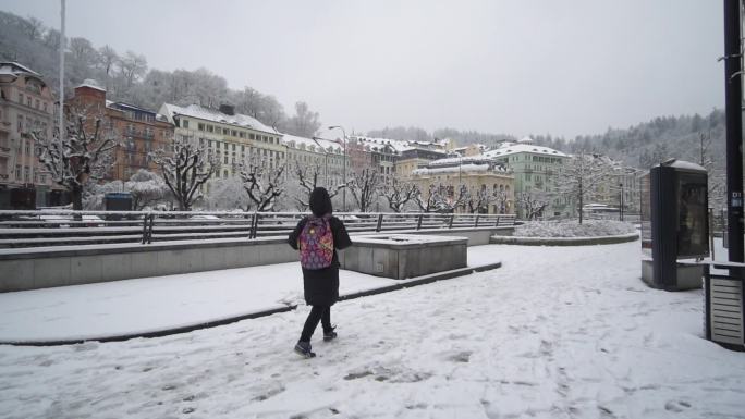 路人在欧洲的小镇雪中行走走路升格