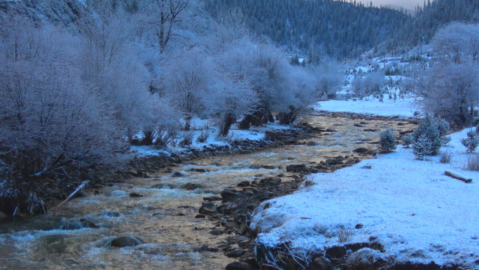 航拍川西高原雅砻江风雪