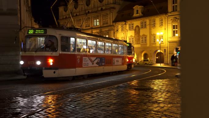 欧洲捷克首都布拉格街头电车夜景