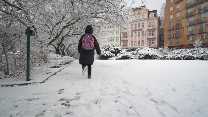 欧洲小镇雪中奔跑升格慢动作