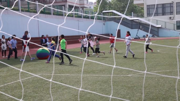 美国外教给小学生上足球体育课