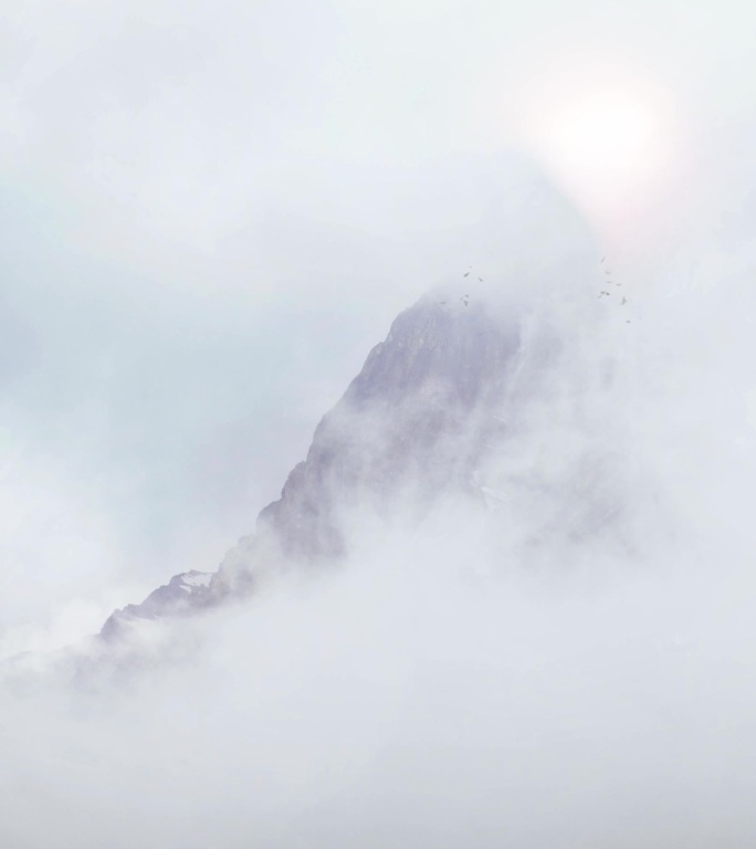烟雾缭绕远方的雪山循环素材
