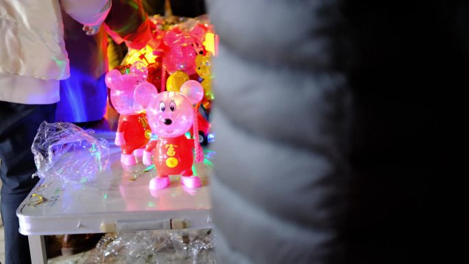 灯笼发光玩具摊位为孩子选购玩具4K