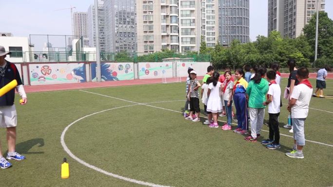 美国外教给中国小学生上体育课
