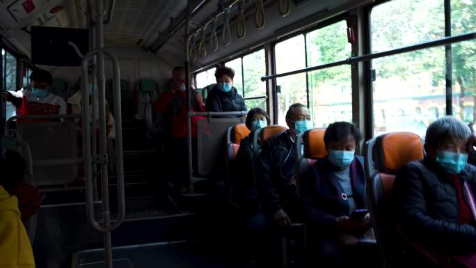公交车上戴口罩素材